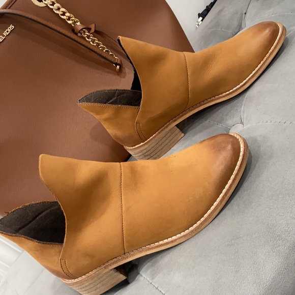 Crevo Booties - Picture 3 of 7